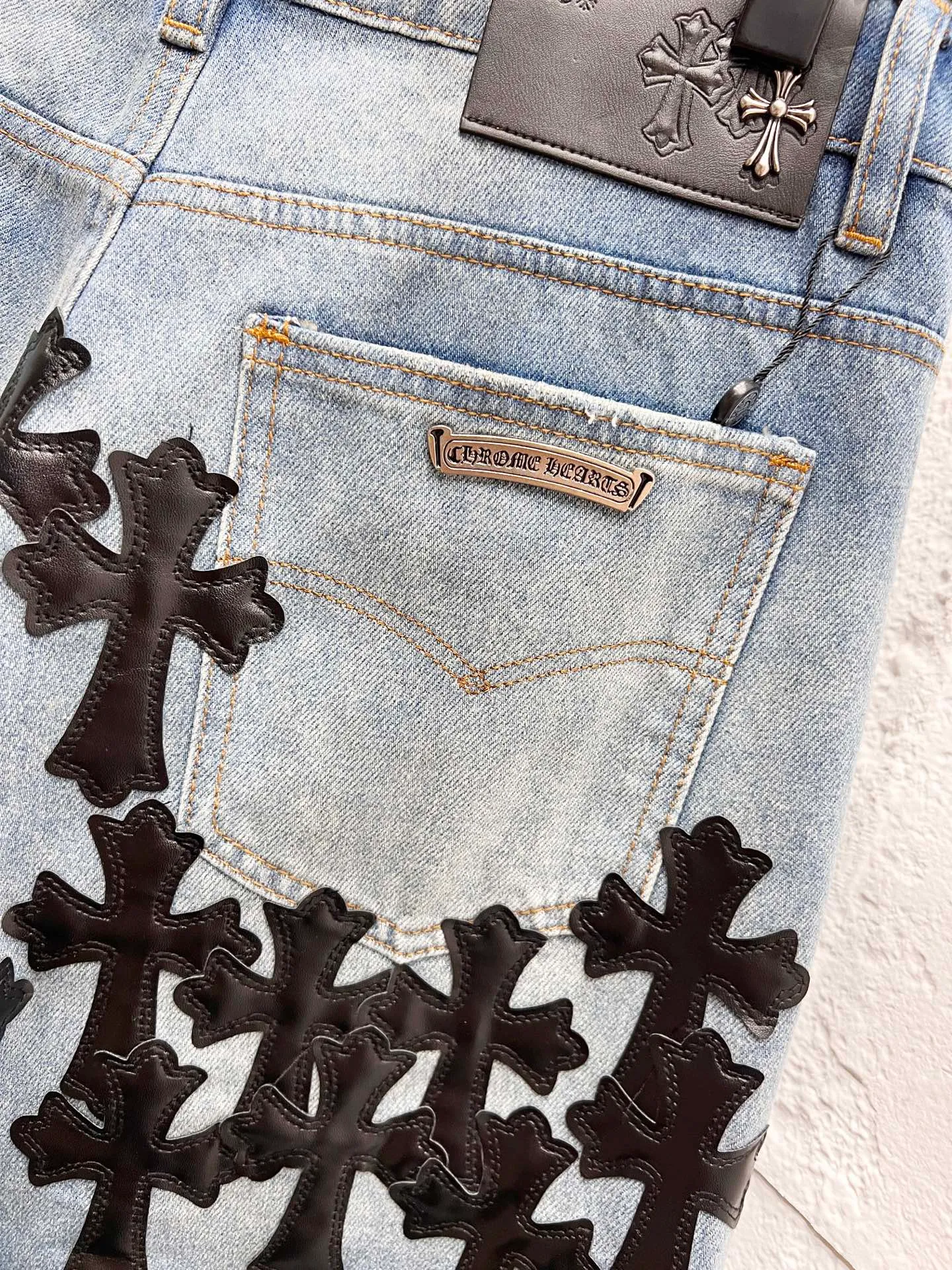 P260 Style number: H926 Chrome hearts & Chrome hearts 25ss black leather cross patch leather jeans Chrome hearts’ logging pants are here! ! ! CH Croix Heart Double Knee Cross Patch Leather Bo1 Style Logging Pants Straight-leg Work Pants B136 Croix Heart Cross Sanskrit Overalls Price 24W Level, patchwork cross pattern embellishment, high-waisted washed jeans! ! Absolutely high-end luxury products, 1.9W level god-level single products, super popular products, made by top heavy industry, not to be missed. About Zangyin, this is an extremely luxurious fashion brand, which can also be called the nobles of the high street. It has always been an exclusive brand of some hipsters or rich second generation. Compared with ordinary high streets, it is more luxurious and noble. Compared with luxury brands, it has a more fashionable personality and has always been a brand that I have a special liking for. Imported yarn is custom-woven into a high-density twill canvas, which ensures a crisp silhouette while also making the fabric feel very delicate. It follows the B01 classic silhouette, with a crisp and stylish upper body. The ready-made garments are stone-ground and fermented and can be matched with any style. Buttons and zinc brushing are washed with genuine YKK retro metal products. Double-layered canvas on the front. Perfect details. All hardware is perfect. Size: 30-32-34-36 Color: blue pants and black leather